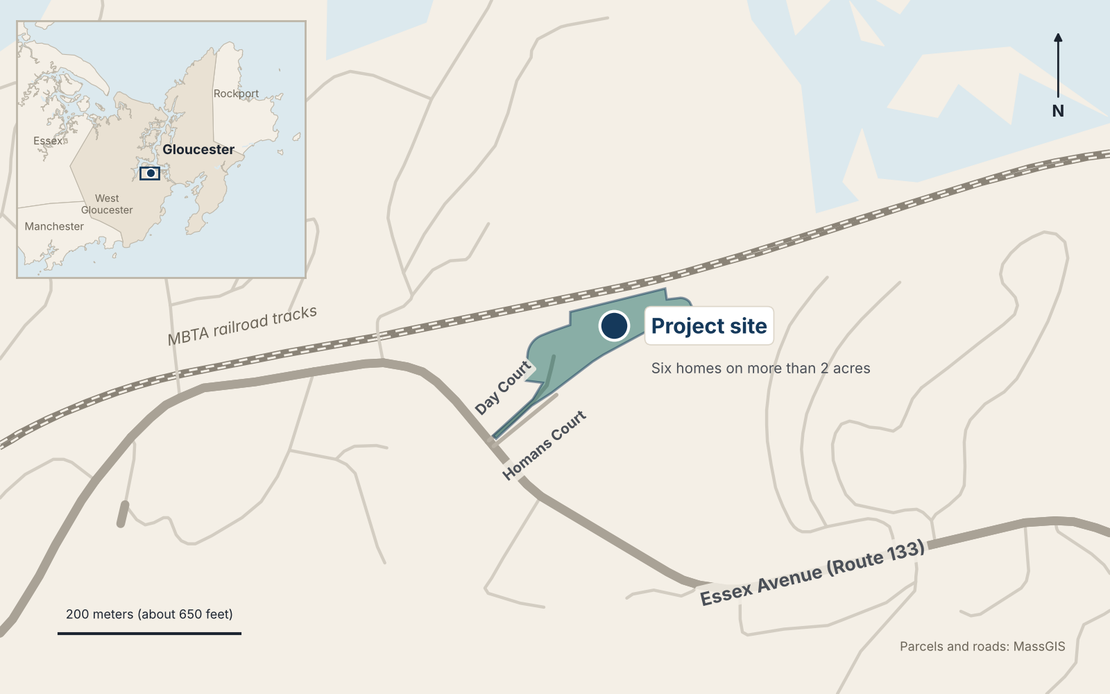 Mapa de West Gloucester que muestra el lote del proyecto sombreado al final de Day Court, una calle estrecha que sale de Essex Avenue (Route 133). Homans Court pasa junto a Day Court, y las vías del tren de la MBTA pasan por el borde norte del lote. Un pequeño mapa insertado de Cape Ann marca el lugar en West Gloucester.