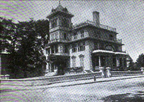 Foto antigua en blanco y negro de la Sawyer Free Library en Gloucester en 1891, una casa colonial grande con una cerca al frente